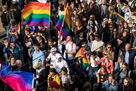 U pokušaju da poveća broj anketa, poljska vladajuća stranka cilja na trans osobe